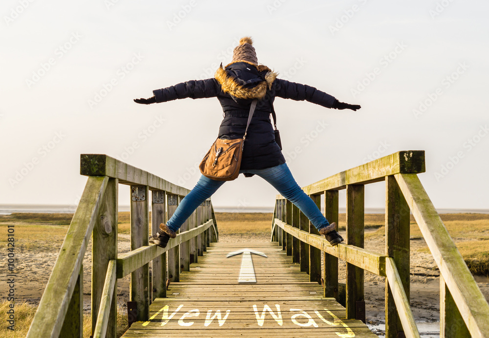 New Way Frau auf einer Holzbrücke New Way Frau auf einer Holzbrücke