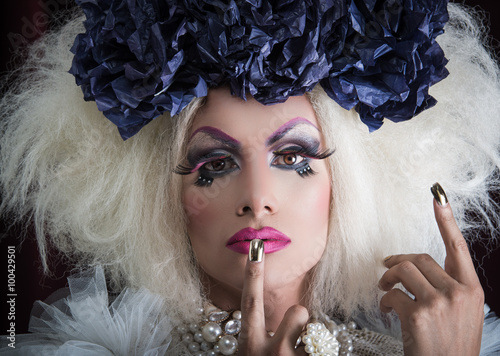 фотографія Drag queen with spectacular makeup, glamorous trashy look, posing serious facial