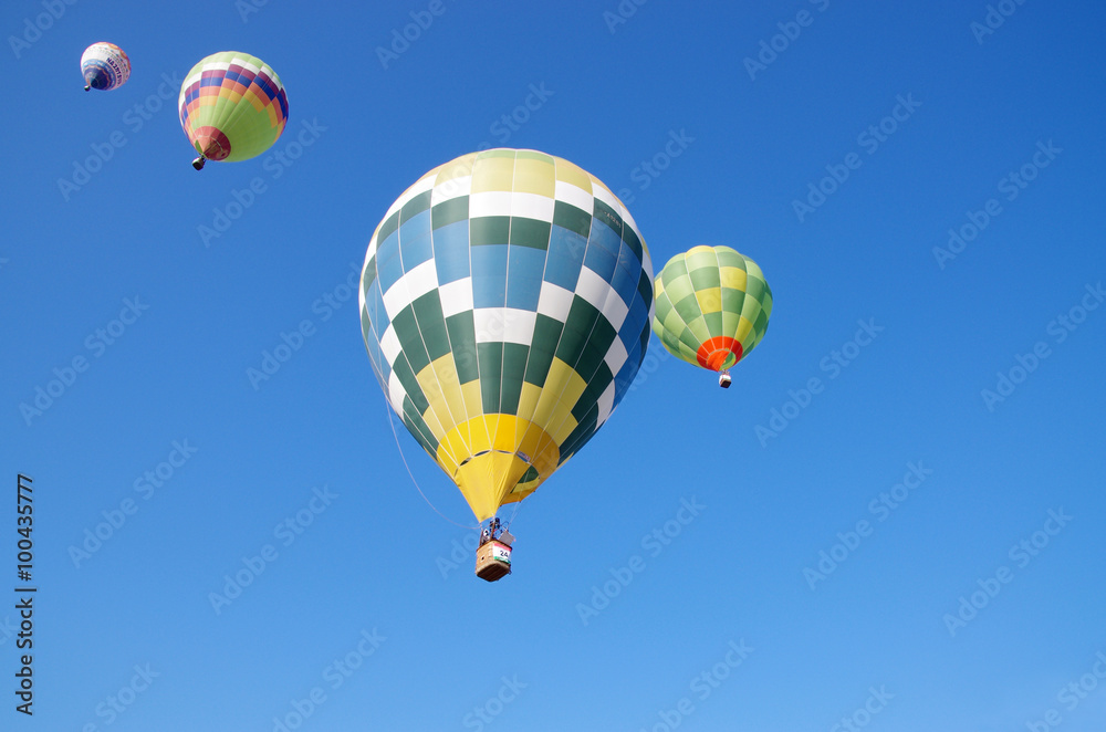 Obraz premium 青空に浮かぶ熱気球