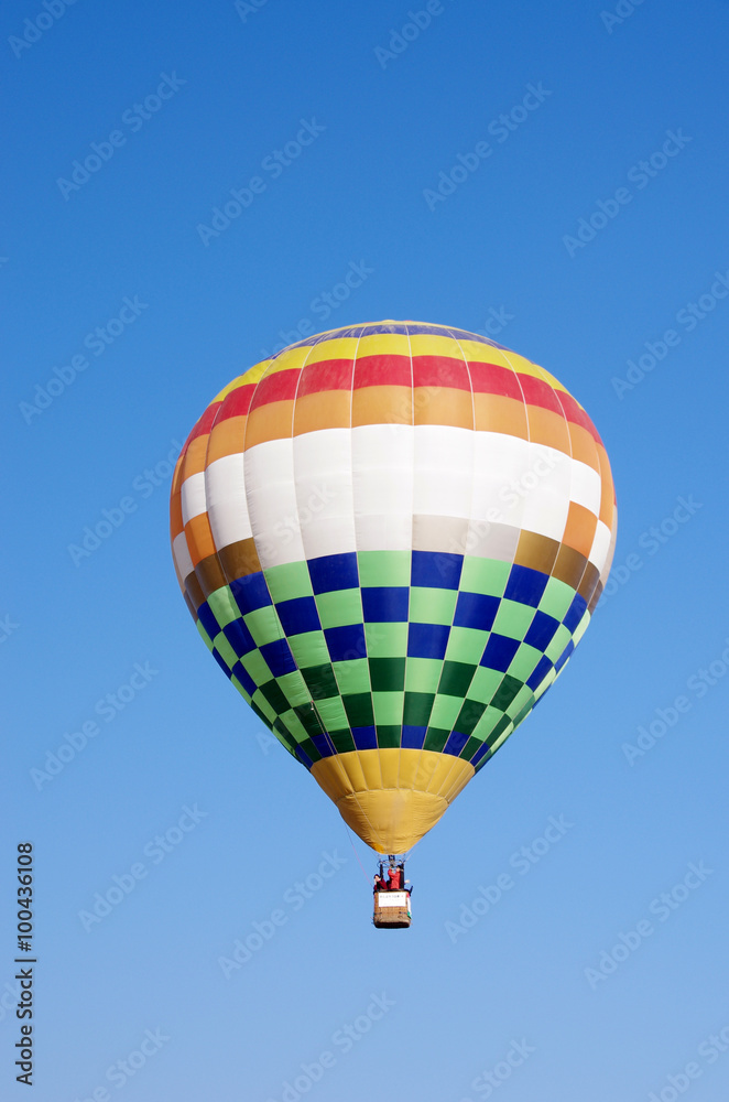 Obraz premium 青空に浮かぶ熱気球