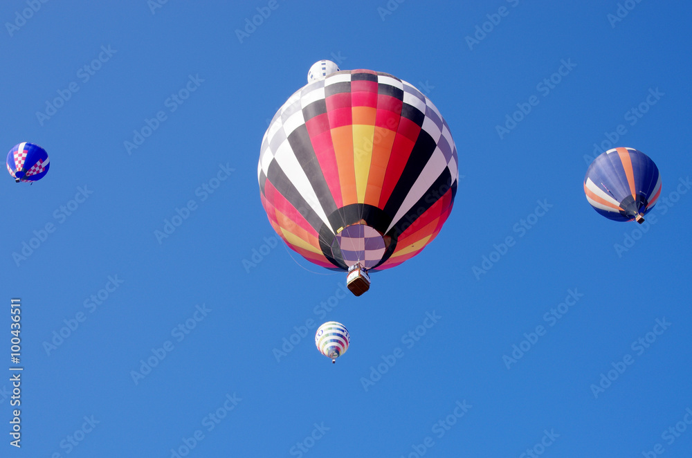Obraz premium 青空に浮かぶ熱気球
