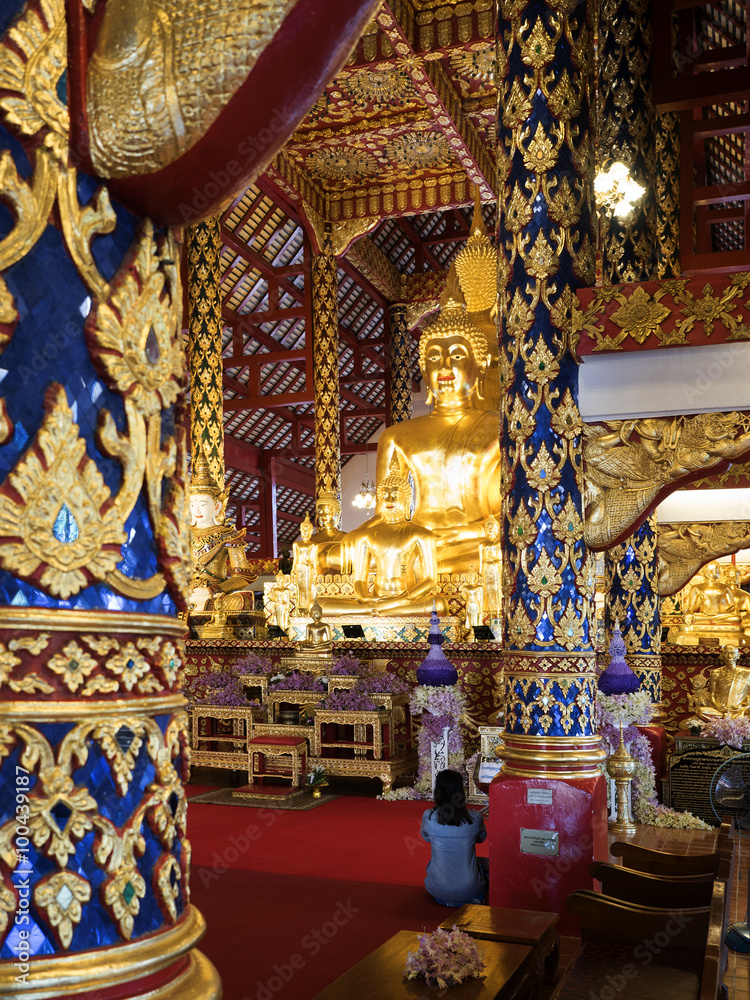 Goldener Buddha im Tempel Wat Suan Dok in Chiang Mai, Thailand