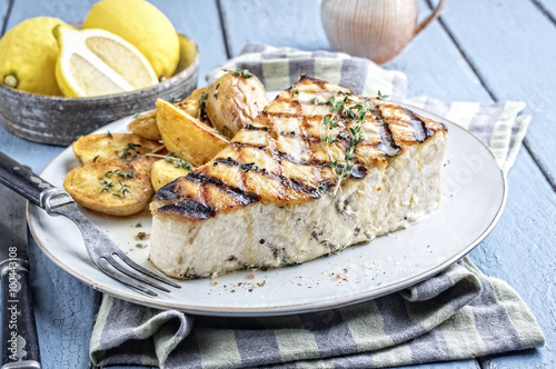 Gegrilltes Schwertfisch Steak mit Bratkartoffel