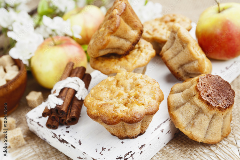 Apple muffins with cinnamon