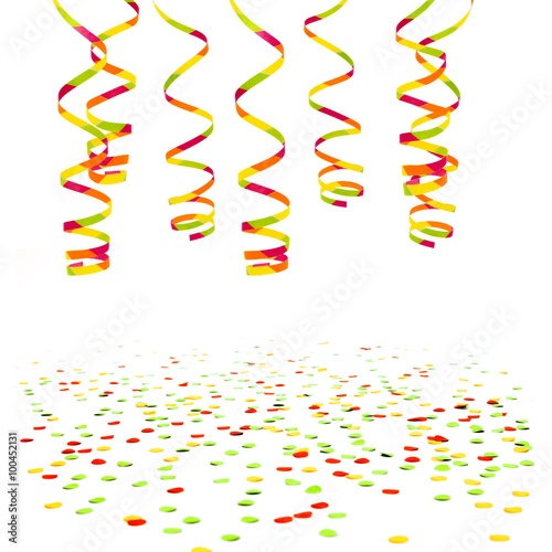 Luftschlangen und Konfetti