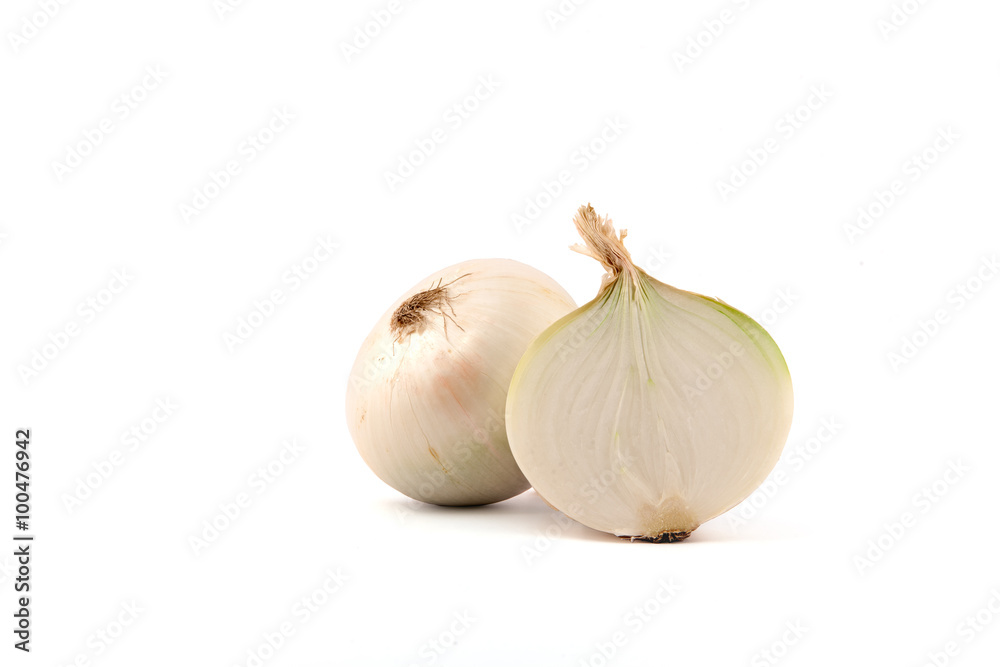 Fototapeta premium Репчатый лук изолированный на белом фоне