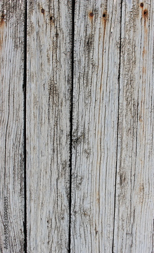 Peinture grise craquelée et clous rouillés sur planches en bois