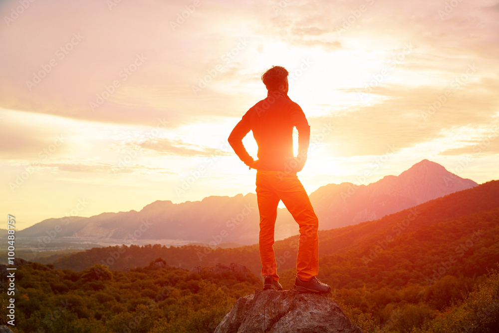 Fototapeta premium traveler on the cliff