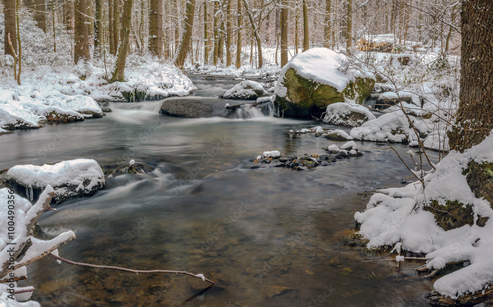 Erzgebirgsbach im Winter mit Schnee Erzgebirgsbach im Winter mit Schnee