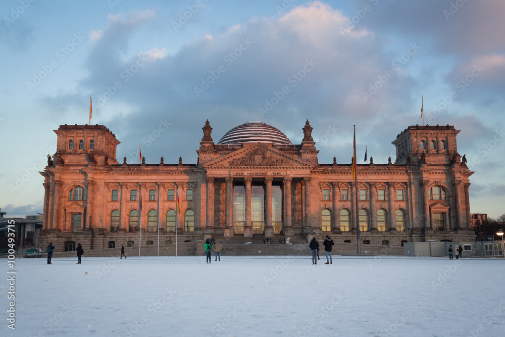 Obraz premium Facade view of the Reichstag (Bundestag) building in Berlin