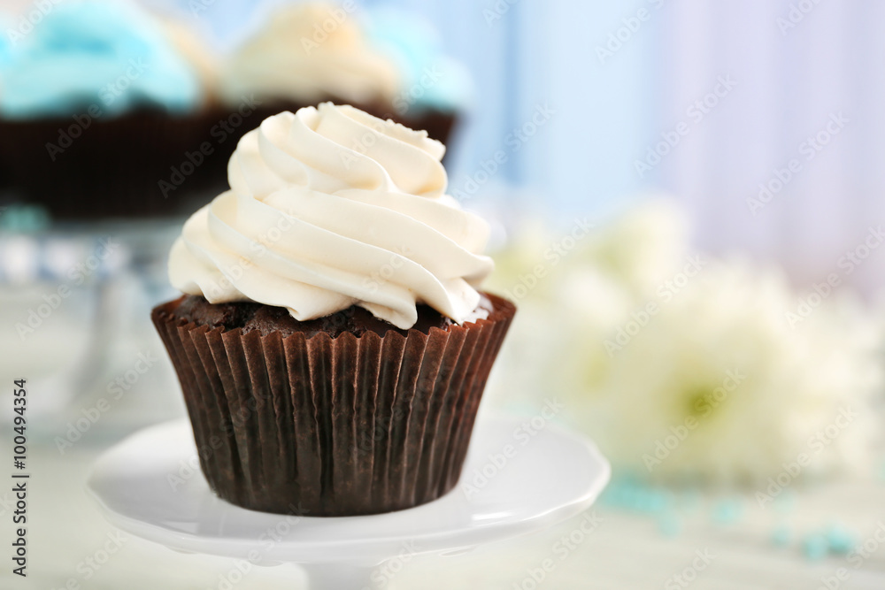 Cupcakes on table Cupcakes on table