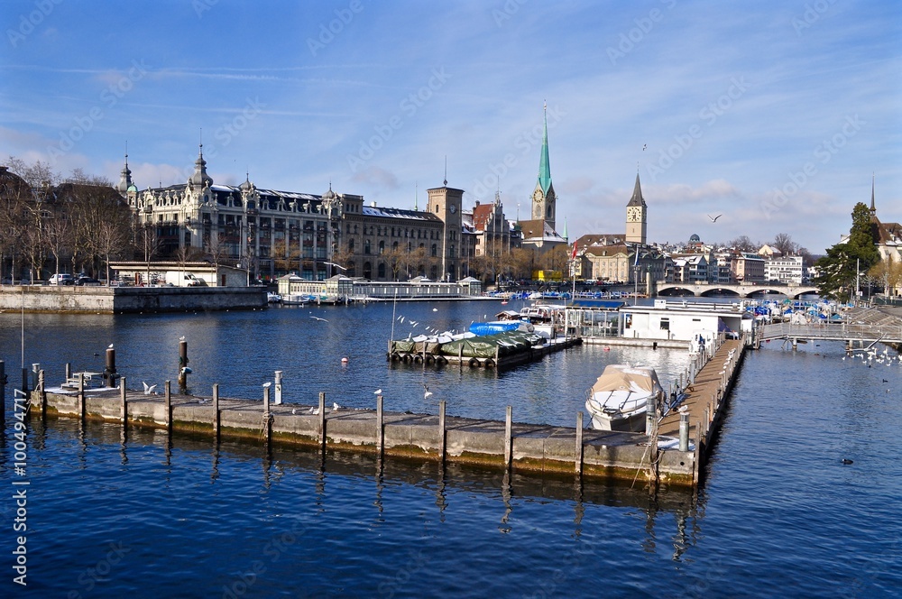 Stadt Zürich, Ausblick von der Quaibrücke auf den Fluss Limmat, Fraumünster und St. Peterskirche,