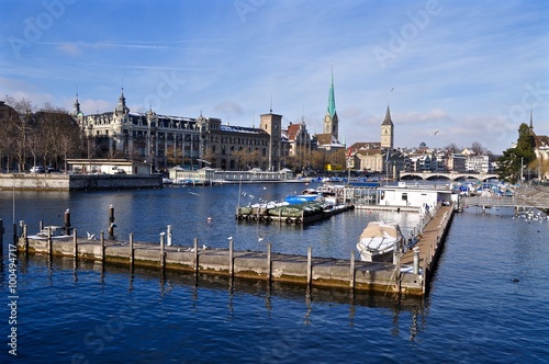 Stadt Zürich, Ausblick von der Quaibrücke auf den Fluss Limmat, Fraumünster und St. Peterskirche,