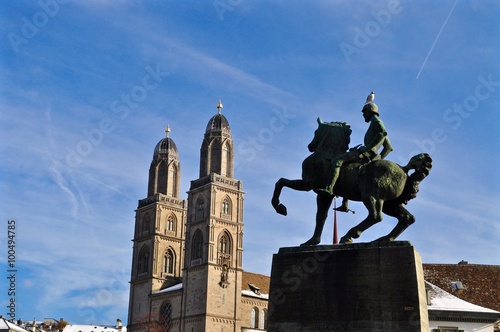 Wahrzeichen Stadt Zürich: Denkmal für Hans Waldmann vor dem Fraumünster mit Blick auf das Grossmünster photo