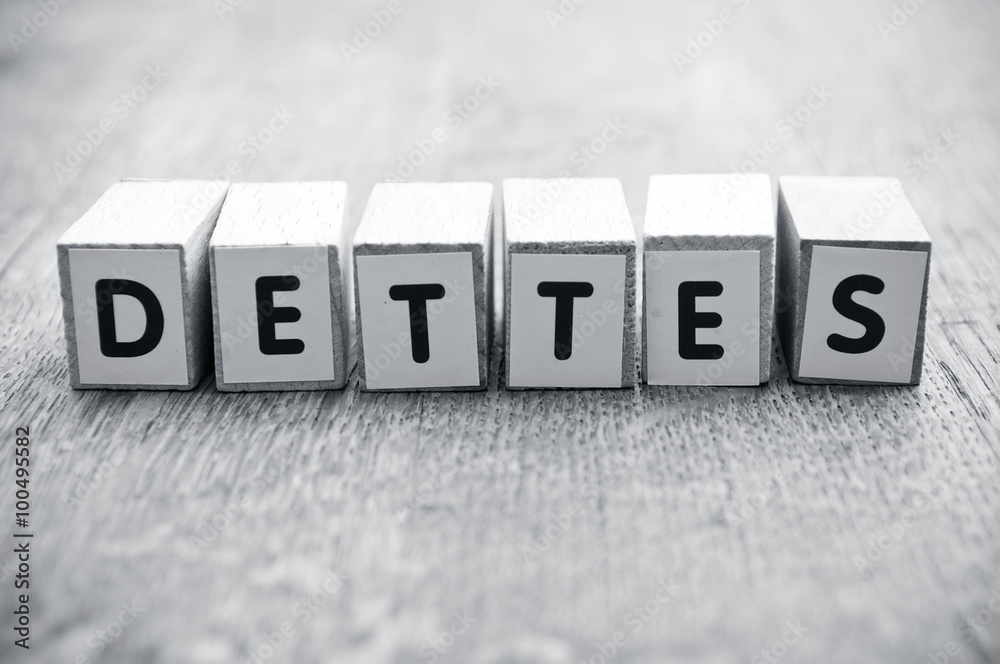 concept mot formé avec des lettres en bois - Dettes concept mot formé avec des lettres en bois - Dettes