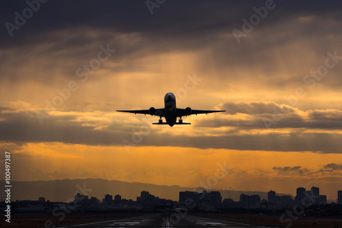 朝焼けと飛行機 © aerophoto