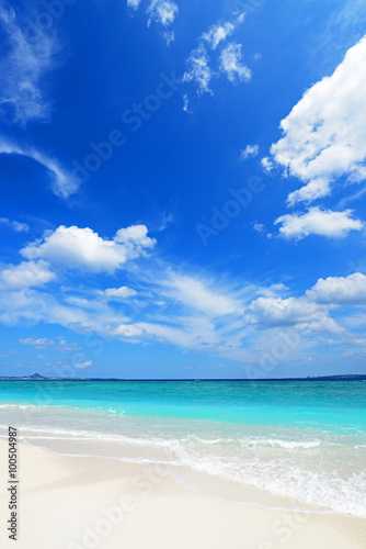 Fototapeta Naklejka Na Ścianę i Meble -  沖縄の美しいビーチと爽やかな空