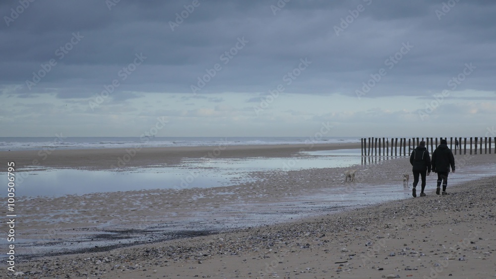 2 randonneurs sur la plage