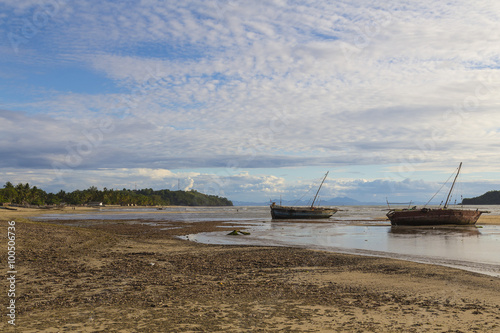 Stranded boat on a low tide beach in Madagascar © jordieasy
