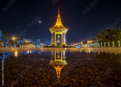 Obraz na plátne Independence Monument in downtown Phnom Penh, Cambodia