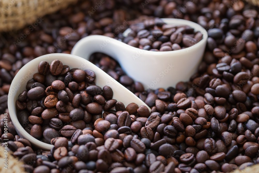 Fototapeta premium roasted coffee beans in cup