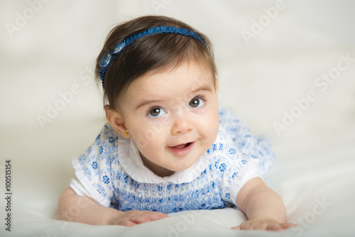 Bebe Nina Con Bonita Sonrisa Gateando Por Primera Vez Sobre Una Cama Foto De Stock Adobe Stock Bebe Nina Con Bonita Sonrisa Gateando Por Primera Vez Sobre Una Cama Foto De Stock Adobe Stock