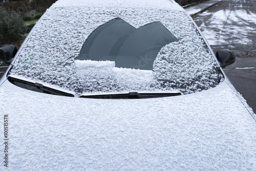Windschutzscheibe mit Schnee