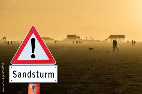 Warnschild Sandsturm an der Nordsee