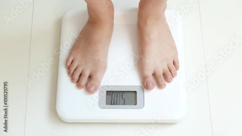 体重をはかる女性