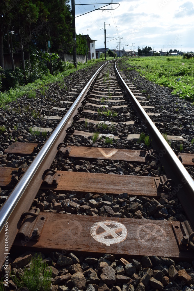 Obraz premium 羽越本線の線路（単線）／山形県の庄内地方で、羽越本線の線路（単線）を撮影したローカルイメージの写真です。