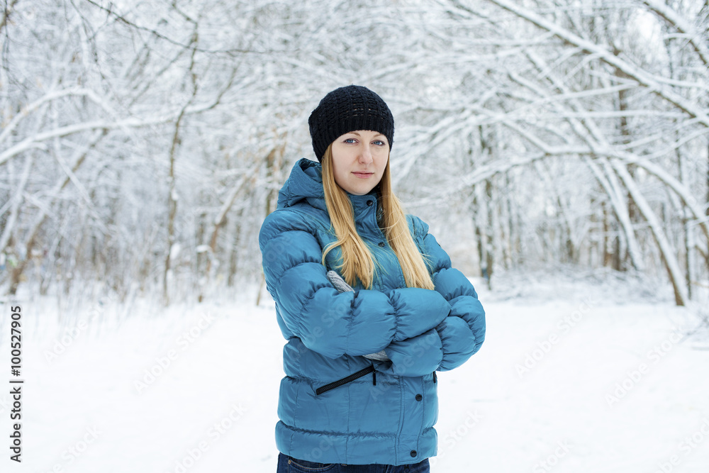 Winter woman in rest snow park. Girl in a turquoise feather bed