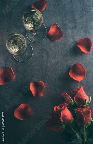 Valentine: Champagne Glasses With Roses And Petals