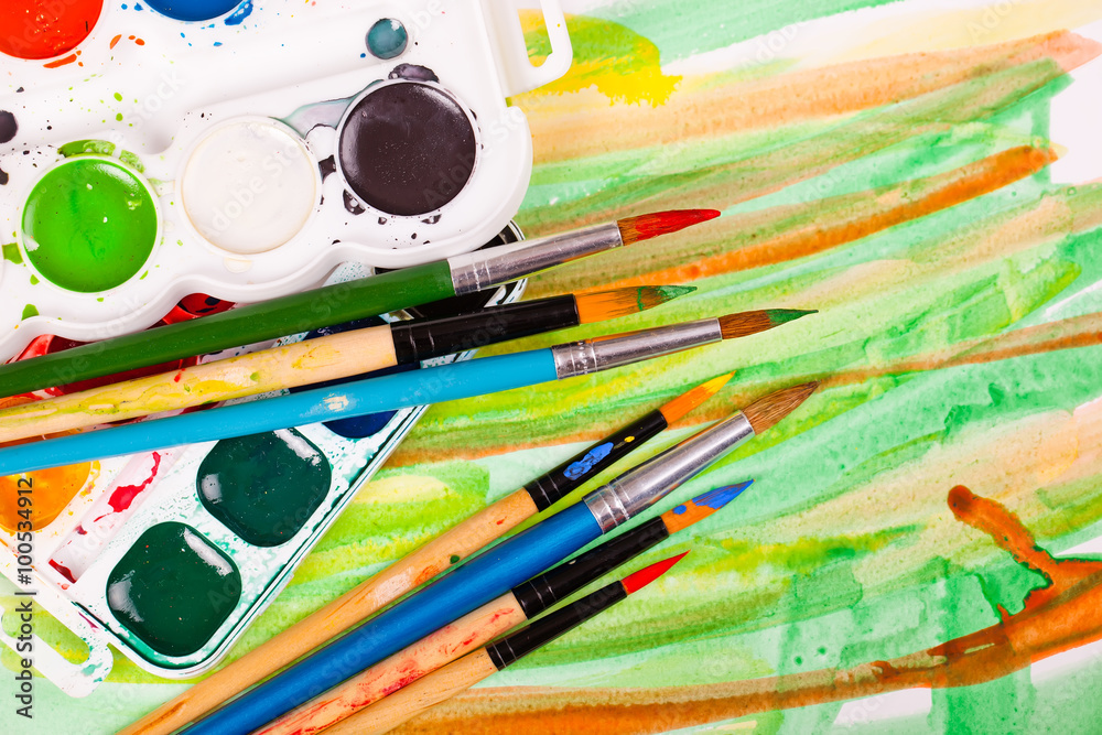 Obraz premium Brushes, paints, pencils for drawing