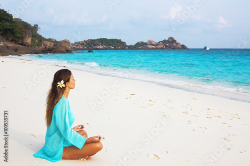 Obraz na płótnie Girl on a beach w salonie