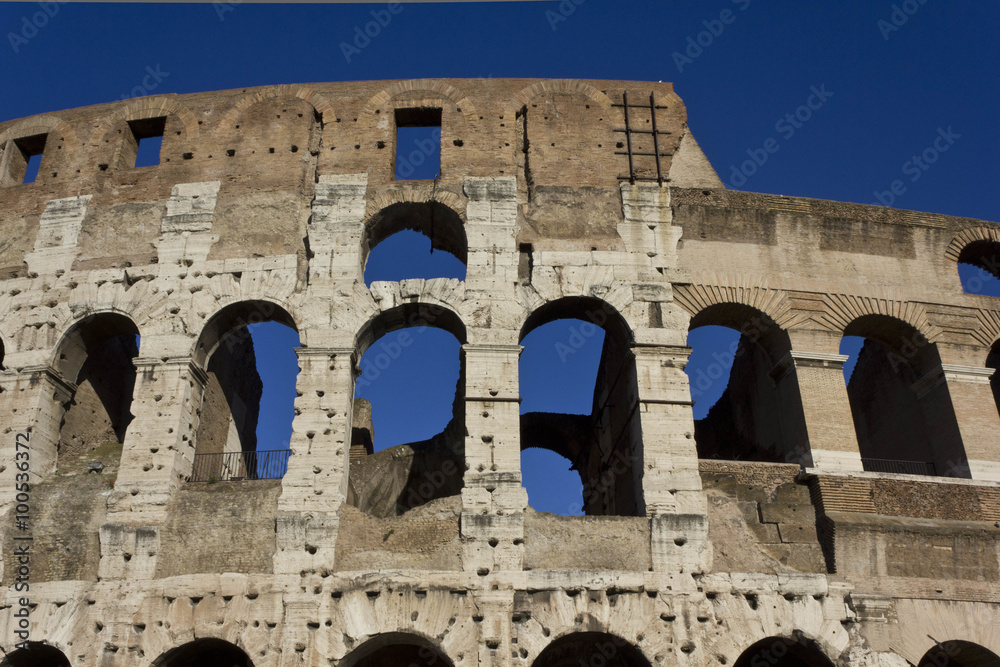 Obraz premium Close up detail of the external walls of Colosseum ruins in Rome, Italy