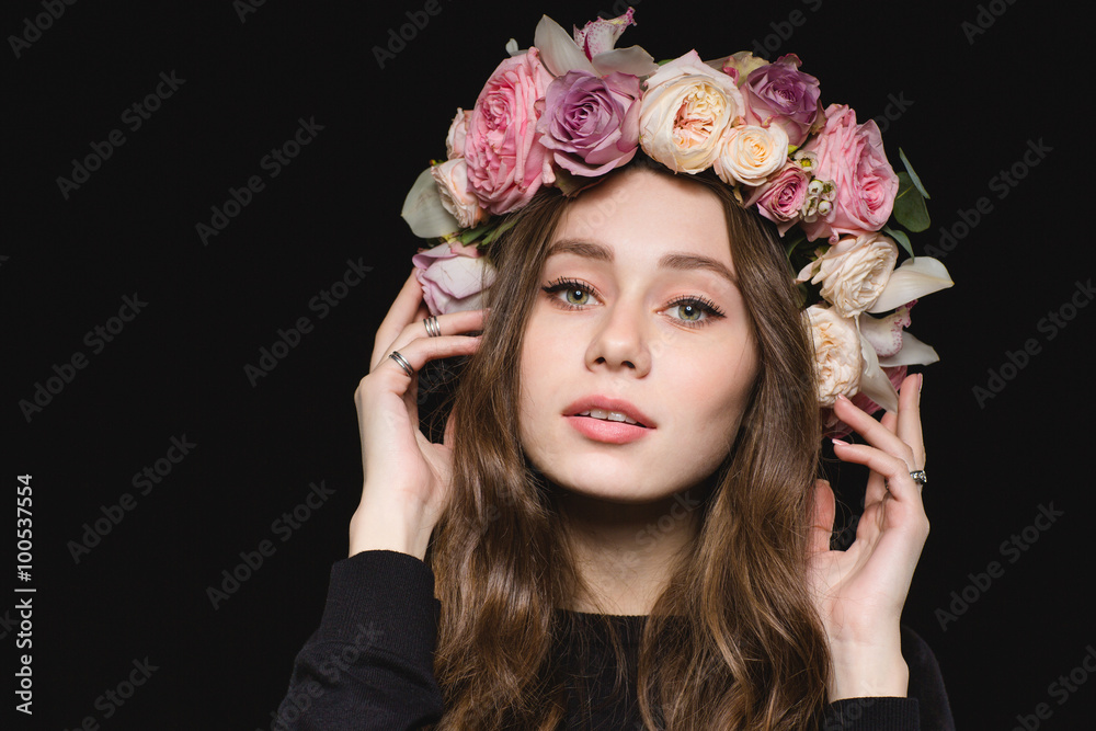 Naklejka premium Happy lovely woman with wreath of roses