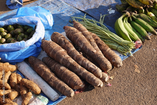 Экзотические овощи продаются на азиатском рынке