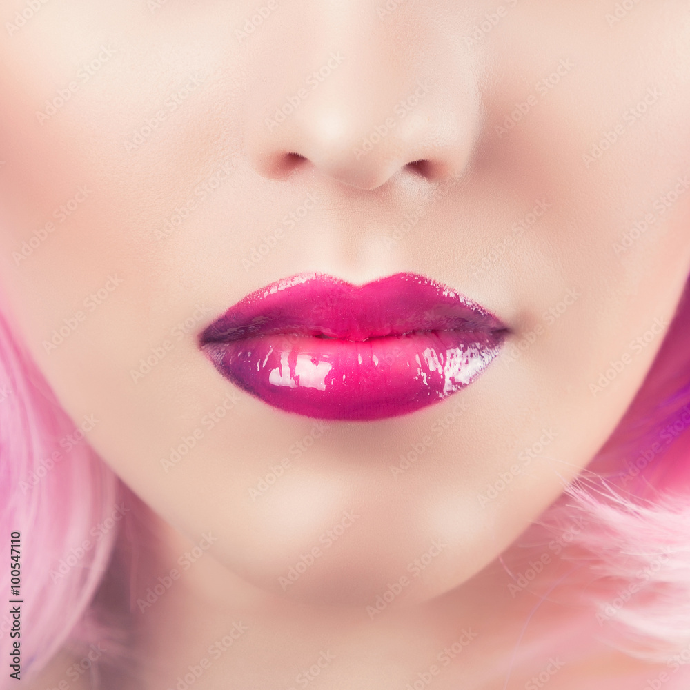 Fototapeta premium różowe błyszczące usta kobiece