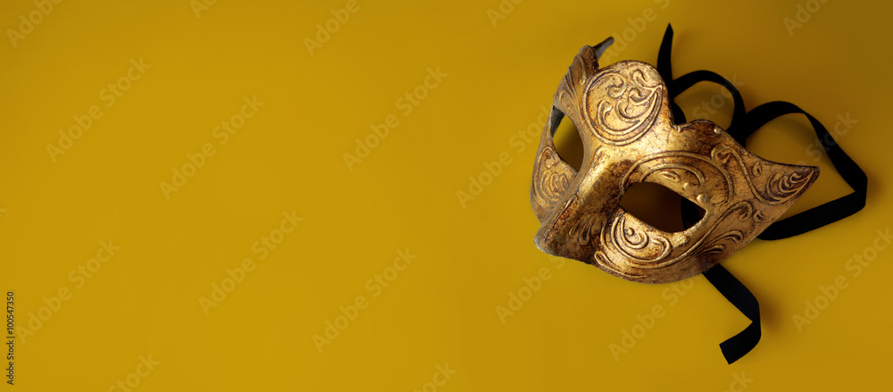 Foto Stock Sfondo oro con maschera di Carnevale | Adobe Stock