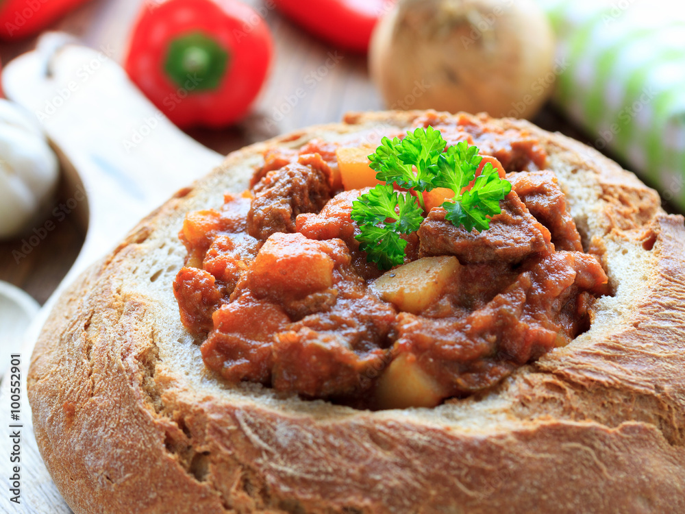 Gulasch im Brotlaib Stock-Foto | Adobe Stock