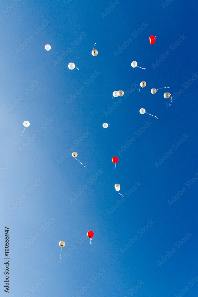 rot-weiße Hochzeitsluftballons am blauen Himmel rot-weiße Hochzeitsluftballons am blauen Himmel