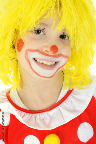 Kind in Clown Kost  m zu Karneval  Fasching oder Fastnacht ist fr  hlich