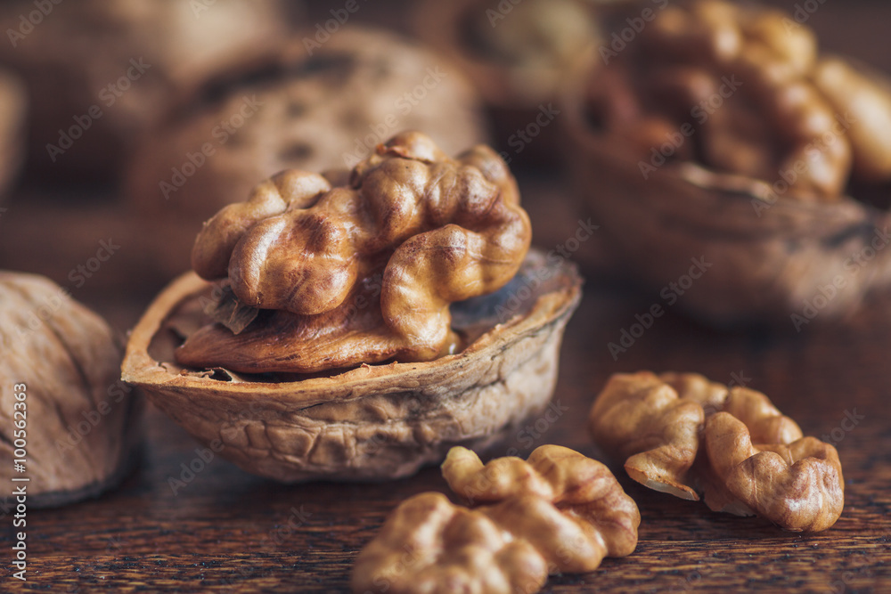 Obraz premium Walnuts on wooden background