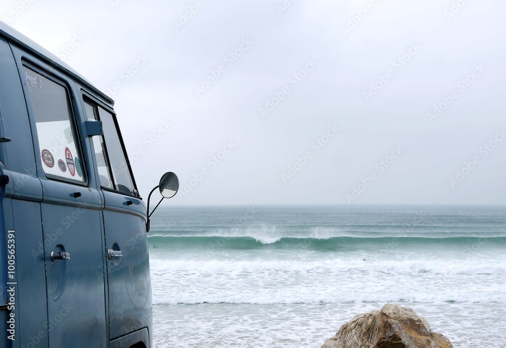 Surf van checking out the surf - obrazy, fototapety, plakaty 