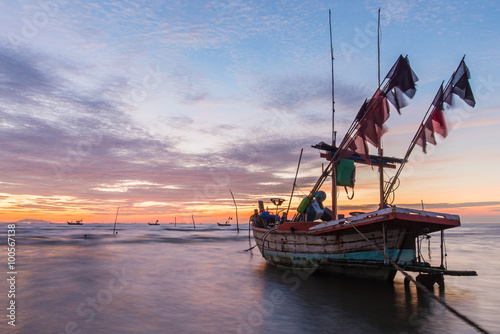 Fototapeta Naklejka Na Ścianę i Meble -  Thai fishing boat used as a vehicle for finding fish in the sea.at sunset