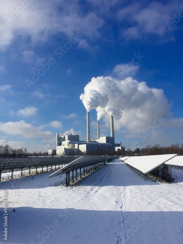 Solaranlage vor Heizkraftwerk mit Schnee bedeckt