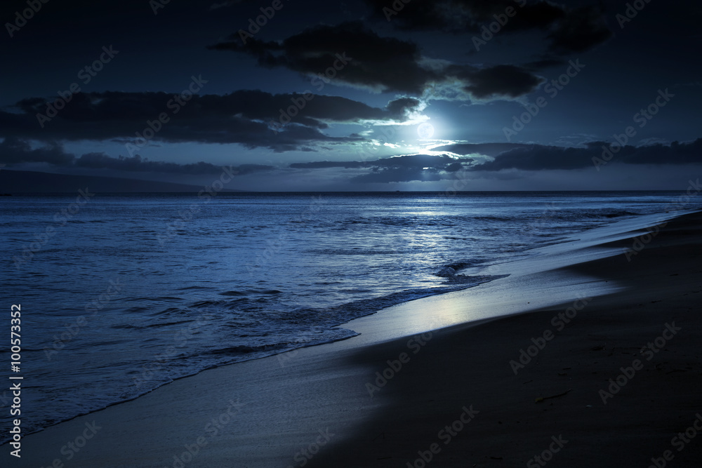 Fototapeta premium Ta ilustracja przedstawia spokojną i romantyczną plażę na księżycu na Maui na Hawajach.
