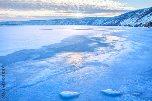 Fototapeta Naklejka Na Ścianę i Meble -  frozen lake landscape