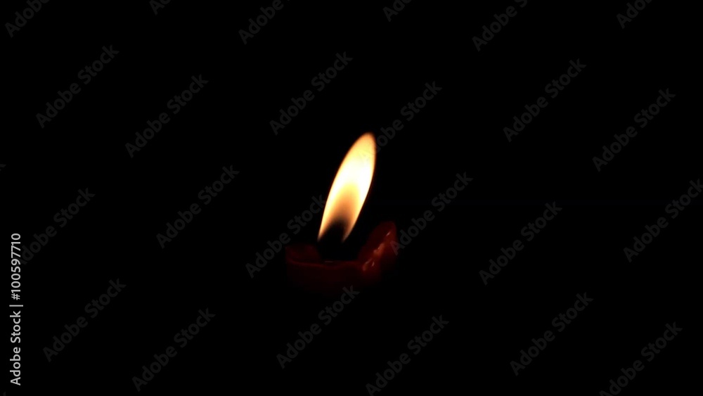 Kerzenlicht vor schwarzem Hintergrund
