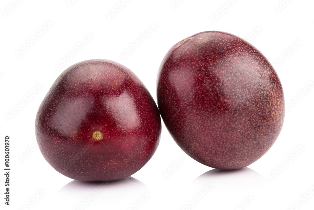 Obraz premium Passion fruit isolated on white background
